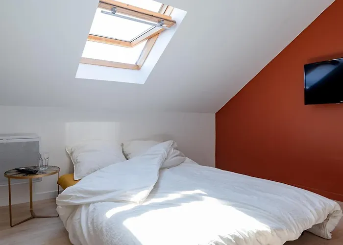 Les Maisons Acajou - *