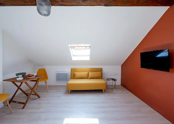 Les Maisons Acajou - *