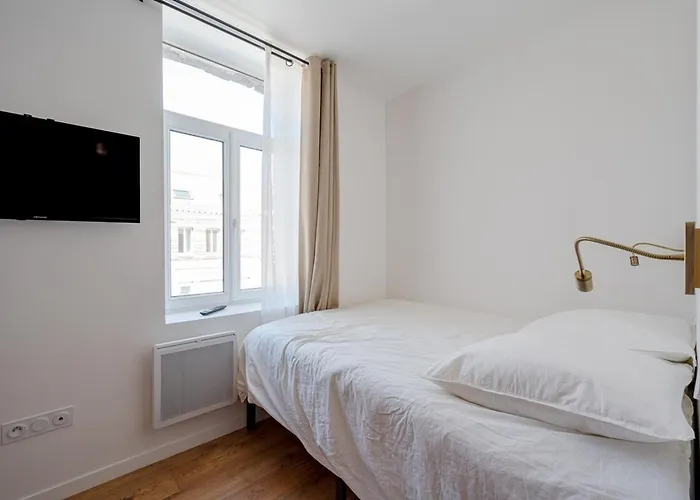 Les Maisons Acajou - *