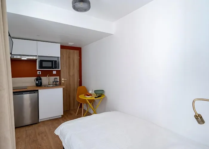 Les Maisons Acajou - *